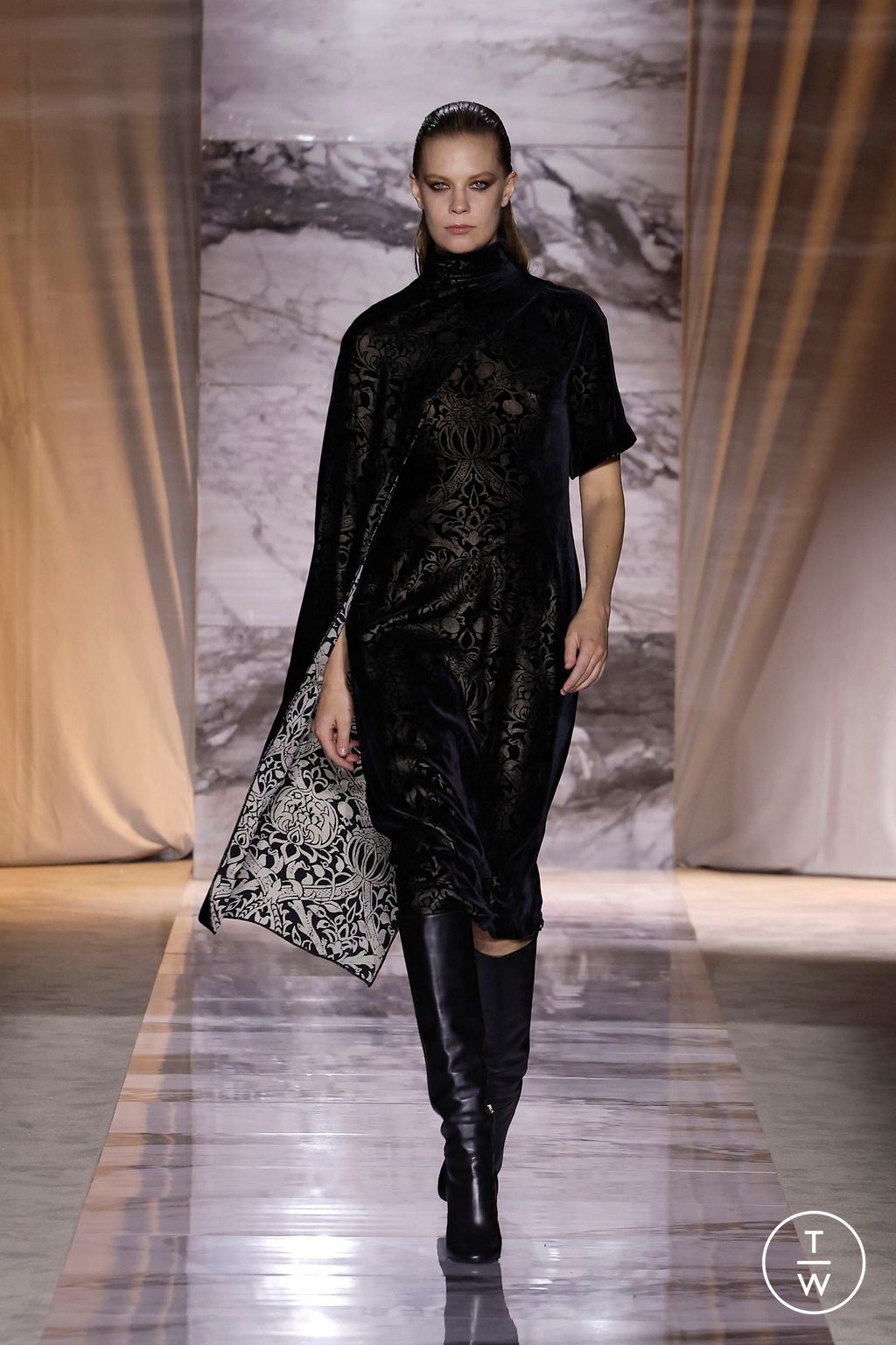 Fashion Week Milan Fall/Winter 2024 look 49 from the Roberto Cavalli collection 女装