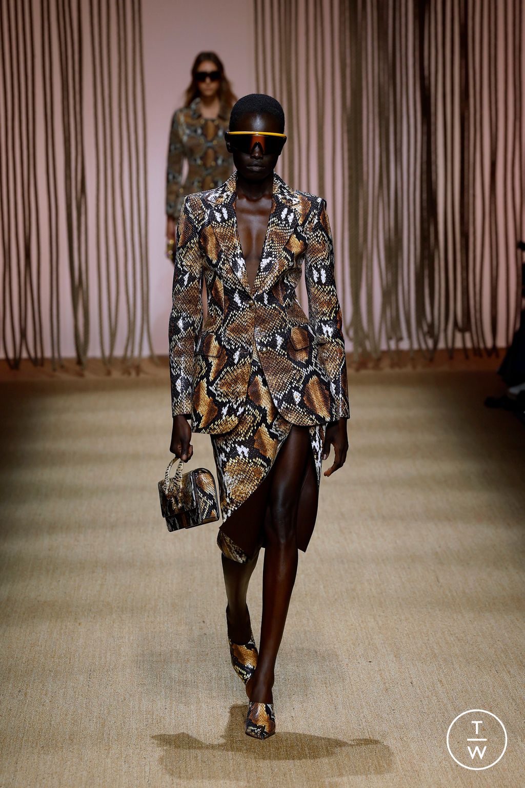 Fashion Week Milan Spring/Summer 2025 look 26 from the Roberto Cavalli collection 女装