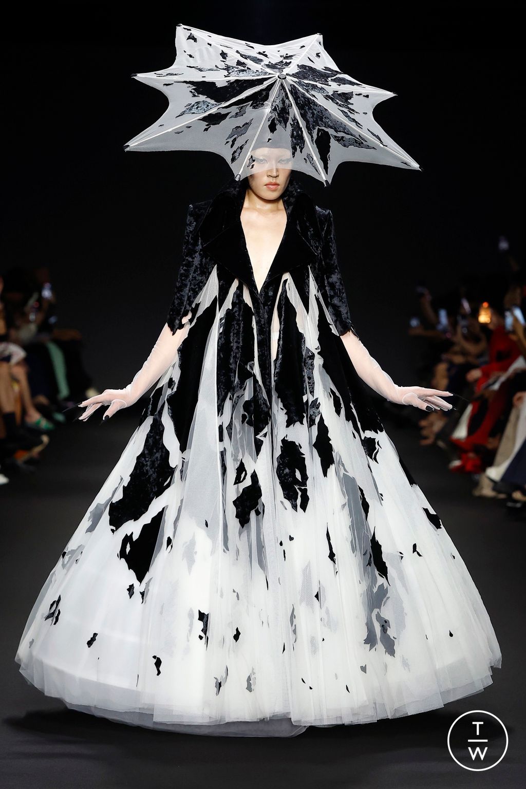 Fashion Week Paris Fall/Winter 2024 look 50 from the Robert Wun collection couture