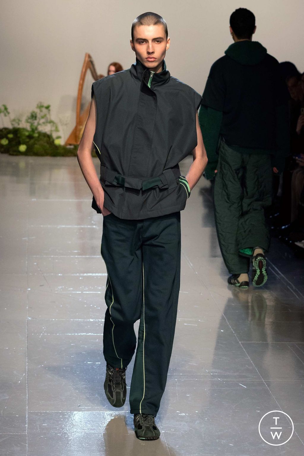 Fashion Week London Fall/Winter 2023 look 20 from the Robyn Lynch collection 男装