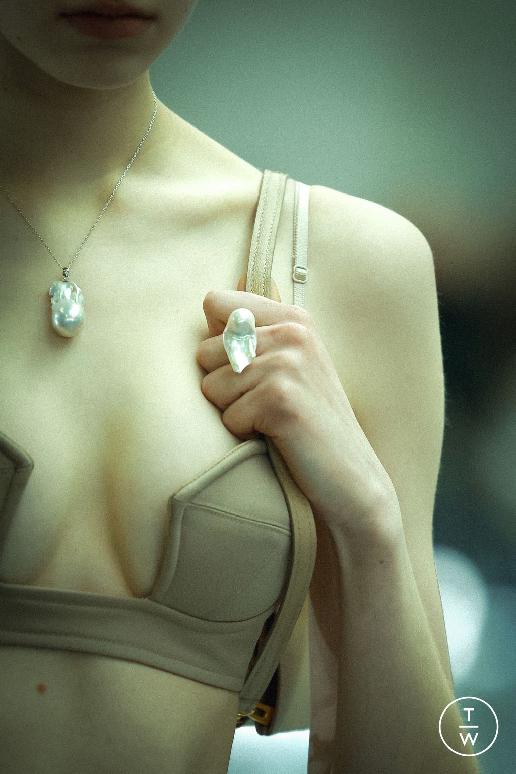 Fashion Week Paris Fall/Winter 2023 look 8 from the Rokh collection womenswear accessories