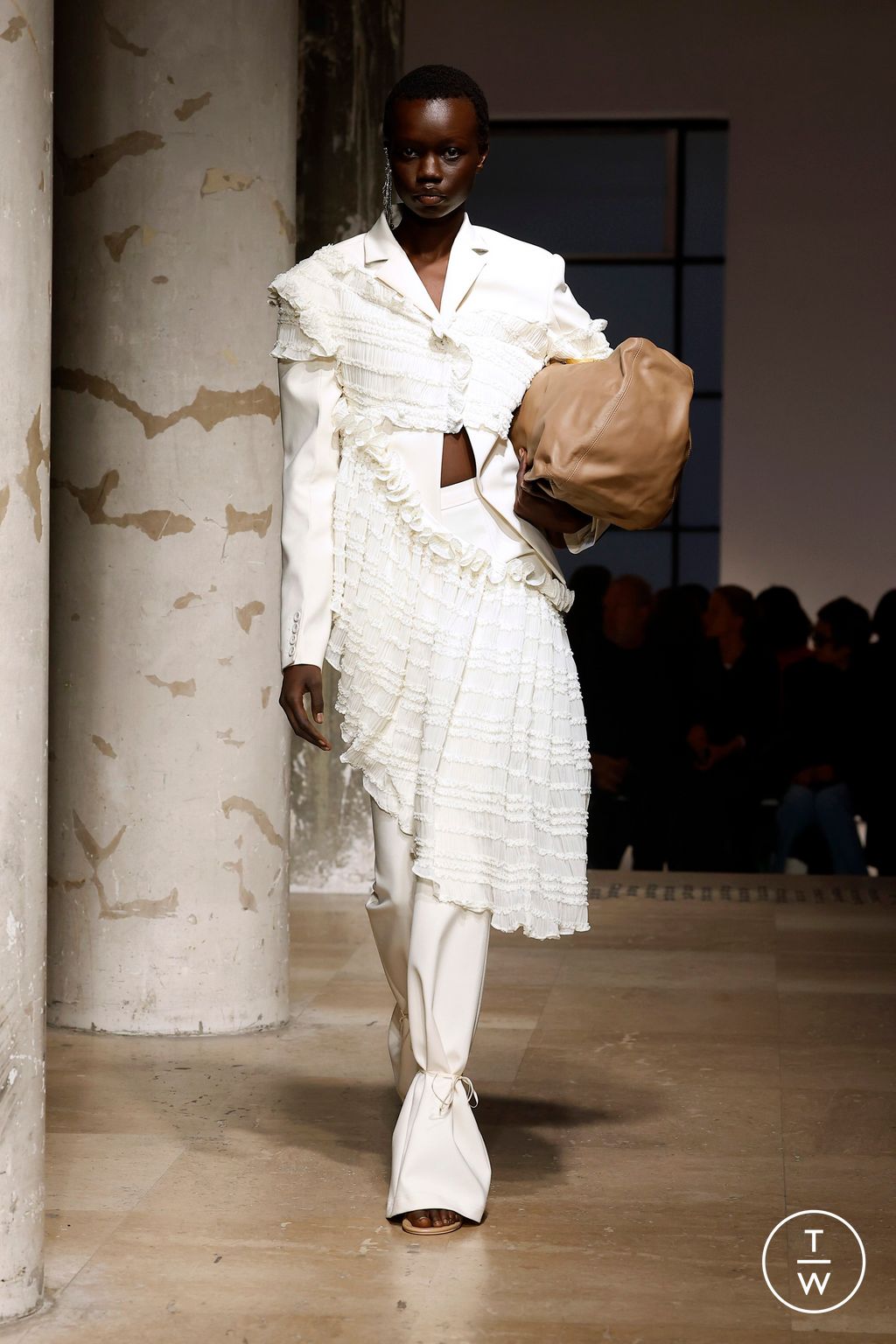 Fashion Week Paris Spring-Summer 2025 look 19 from the Rokh collection 女装