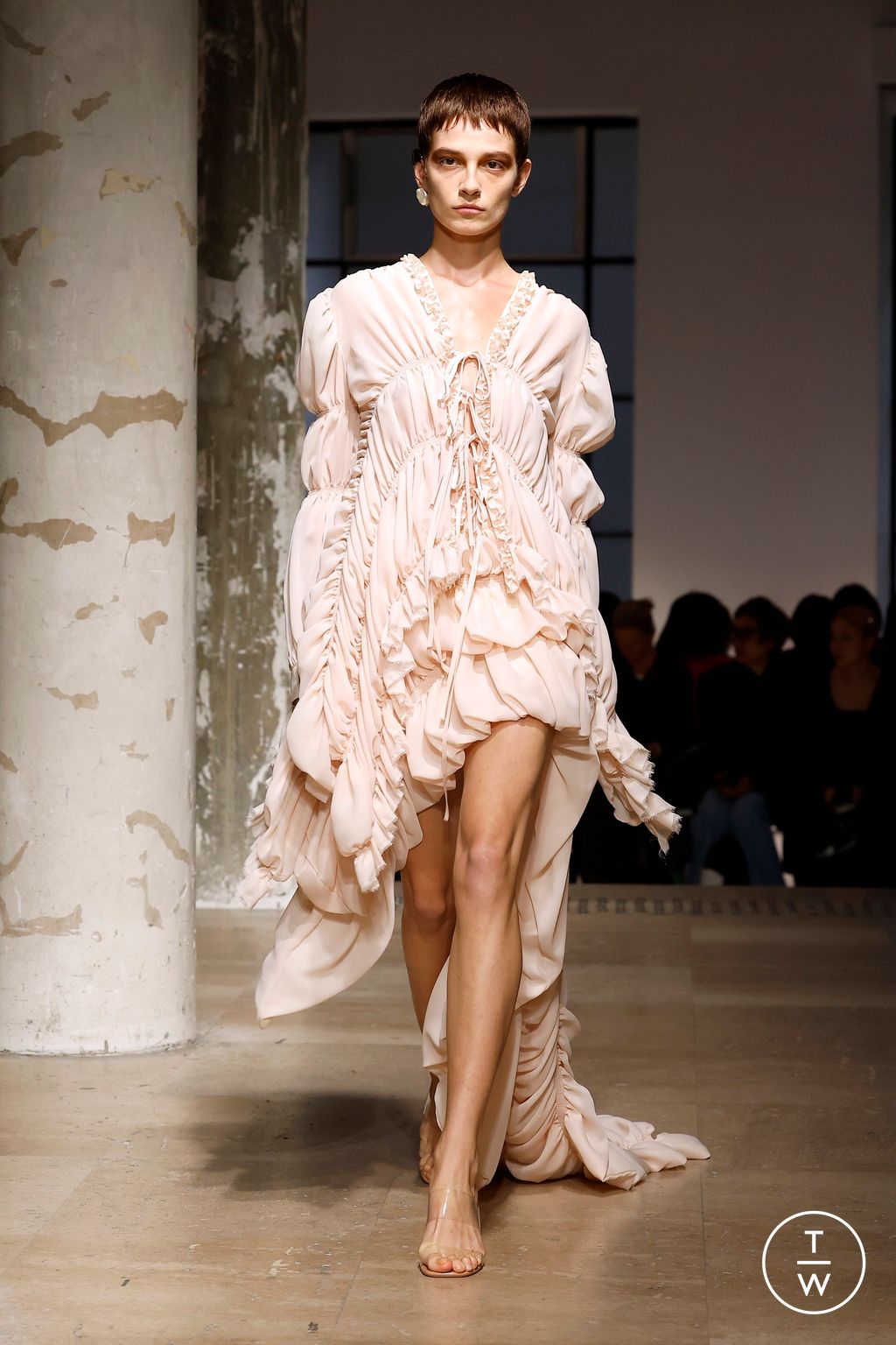 Fashion Week Paris Spring-Summer 2025 look 22 from the Rokh collection 女装