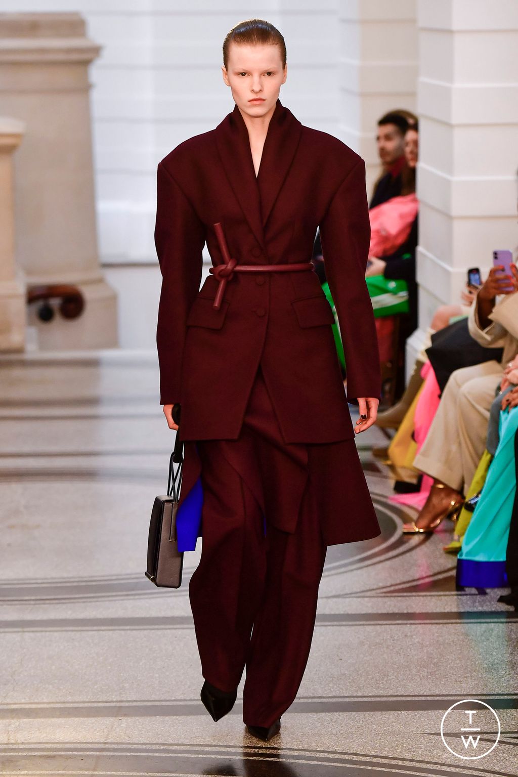Fashion Week London Fall/Winter 2024 look 1 from the Roksanda collection 女装