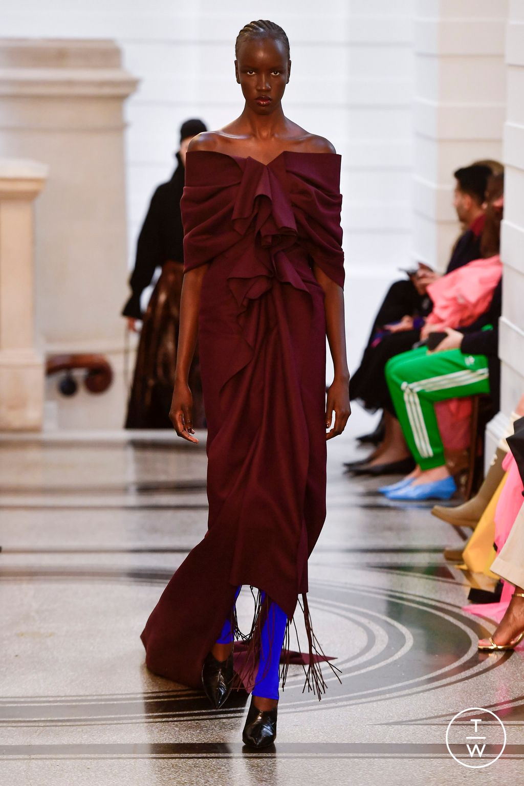 Fashion Week London Fall/Winter 2024 look 2 de la collection Roksanda womenswear