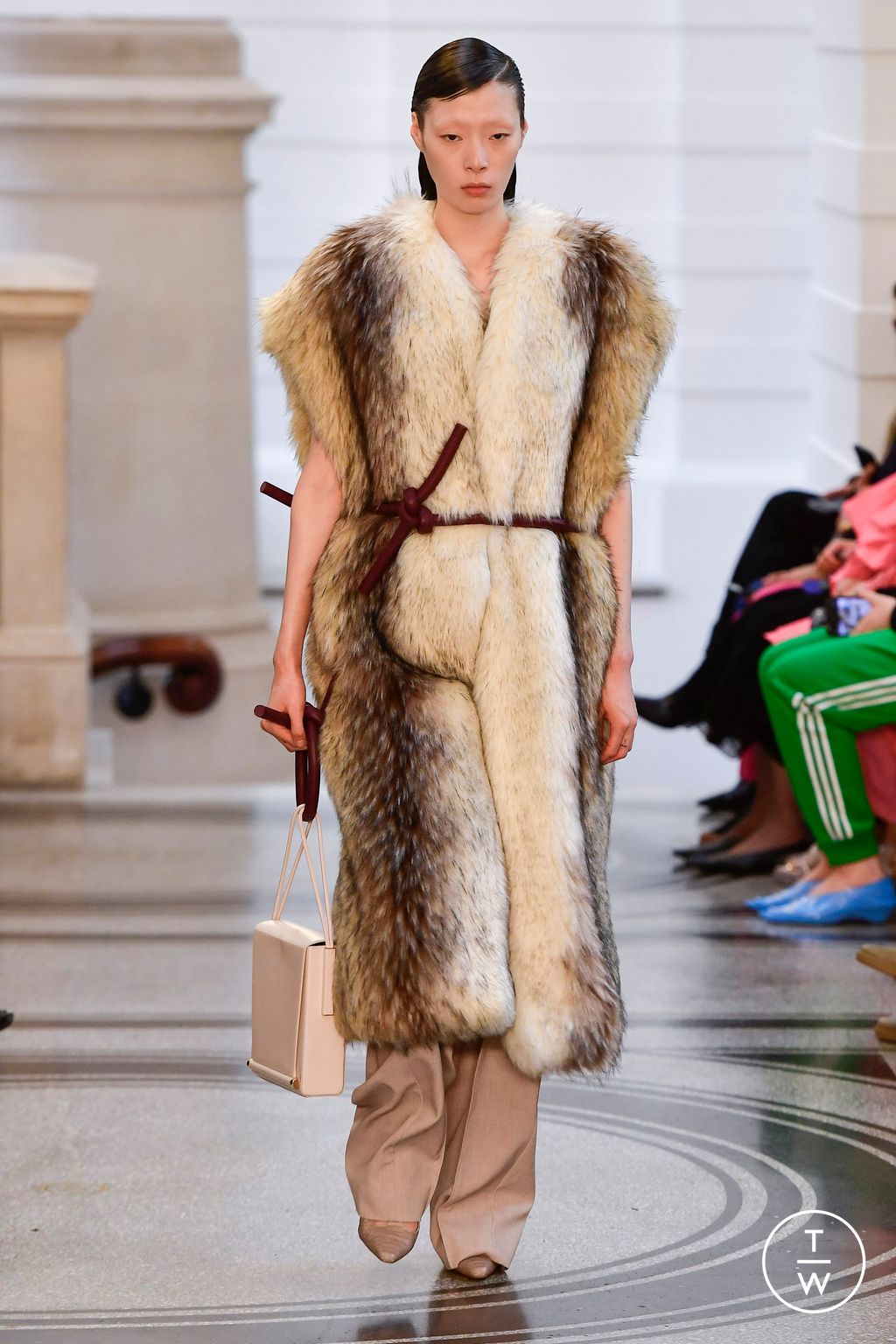 Fashion Week London Fall/Winter 2024 look 10 from the Roksanda collection 女装