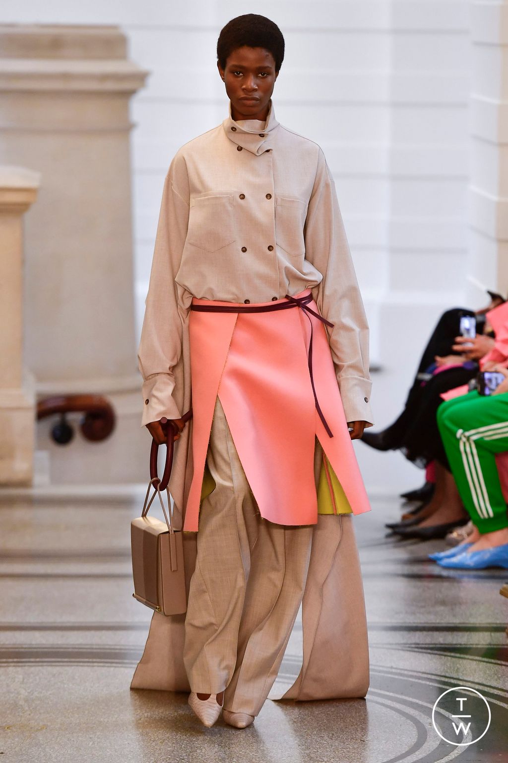 Fashion Week London Fall/Winter 2024 look 11 from the Roksanda collection 女装
