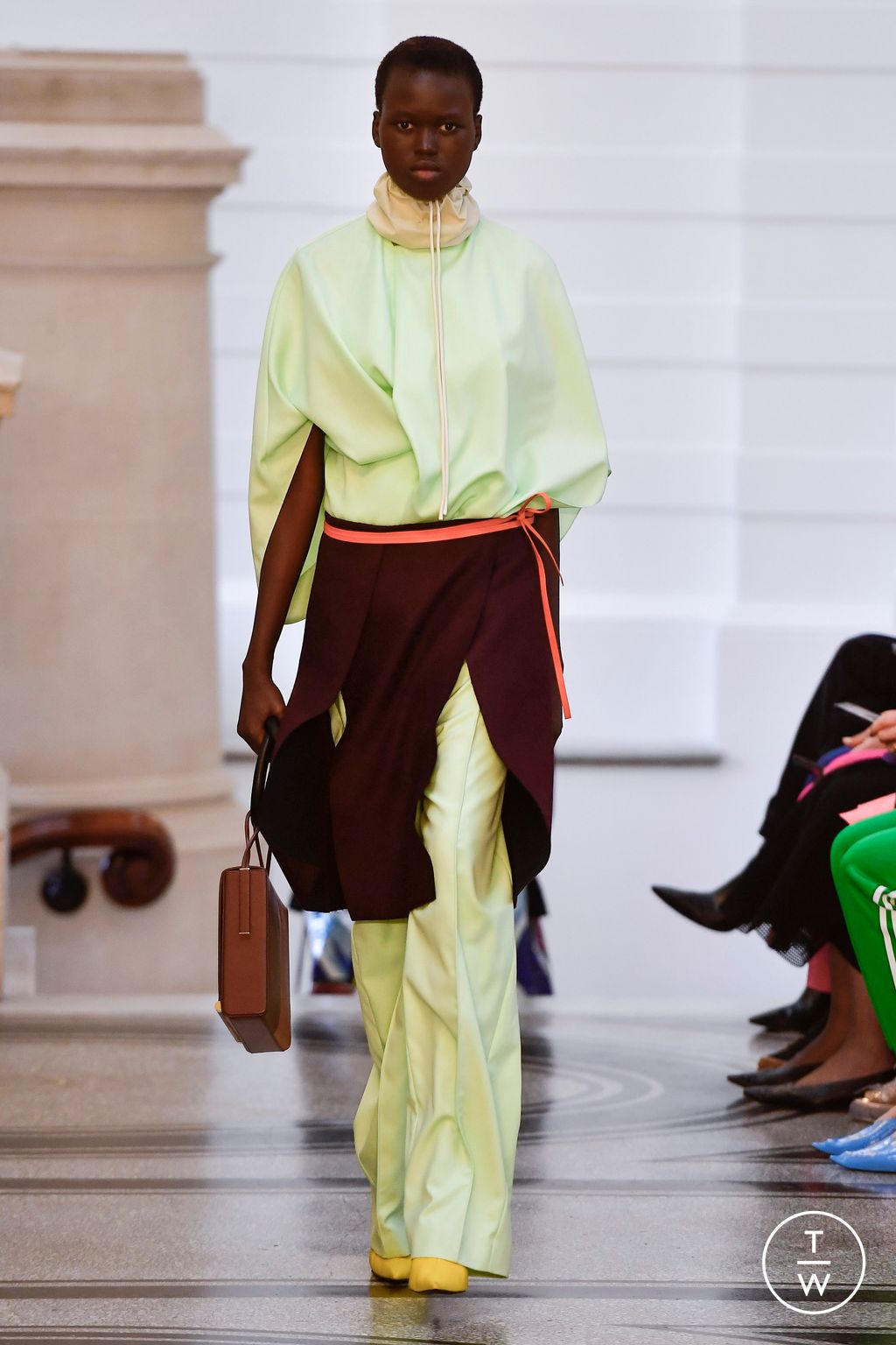Fashion Week London Fall/Winter 2024 look 17 from the Roksanda collection 女装