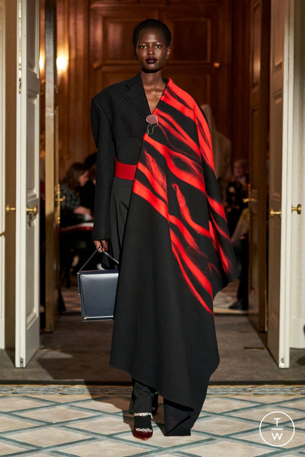 Fashion Week London Fall/Winter 2023 look 1 from the Roksanda collection womenswear