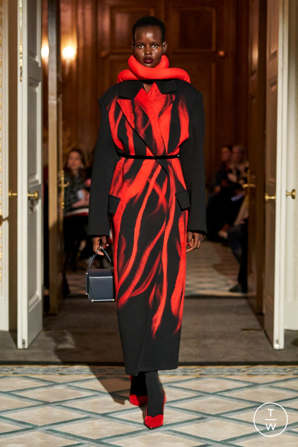 Fashion Week London Fall/Winter 2023 look 2 from the Roksanda collection womenswear