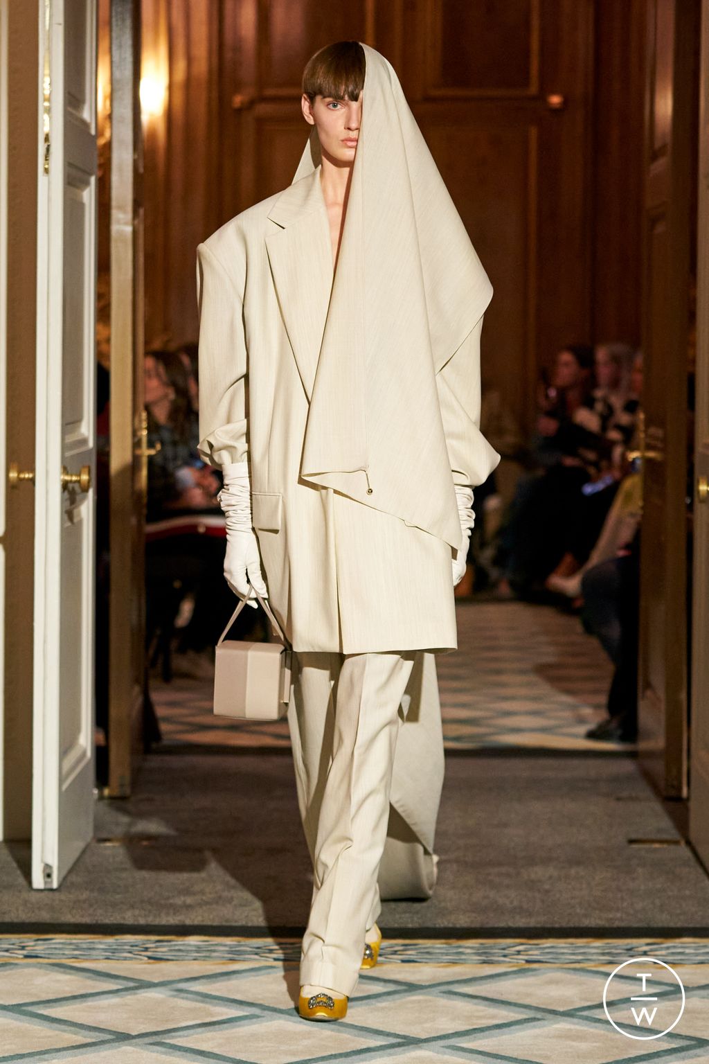 Fashion Week London Fall/Winter 2023 look 3 de la collection Roksanda womenswear