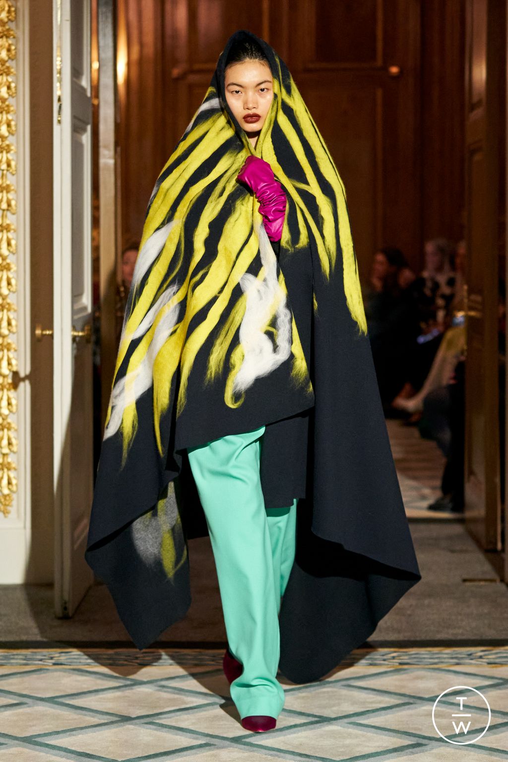 Fashion Week London Fall/Winter 2023 look 4 from the Roksanda collection 女装
