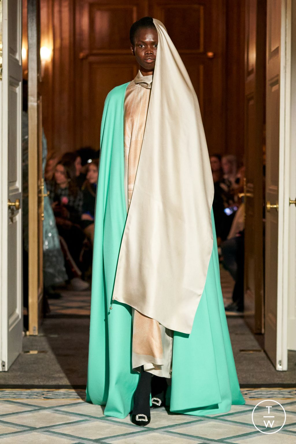 Fashion Week London Fall/Winter 2023 look 6 de la collection Roksanda womenswear