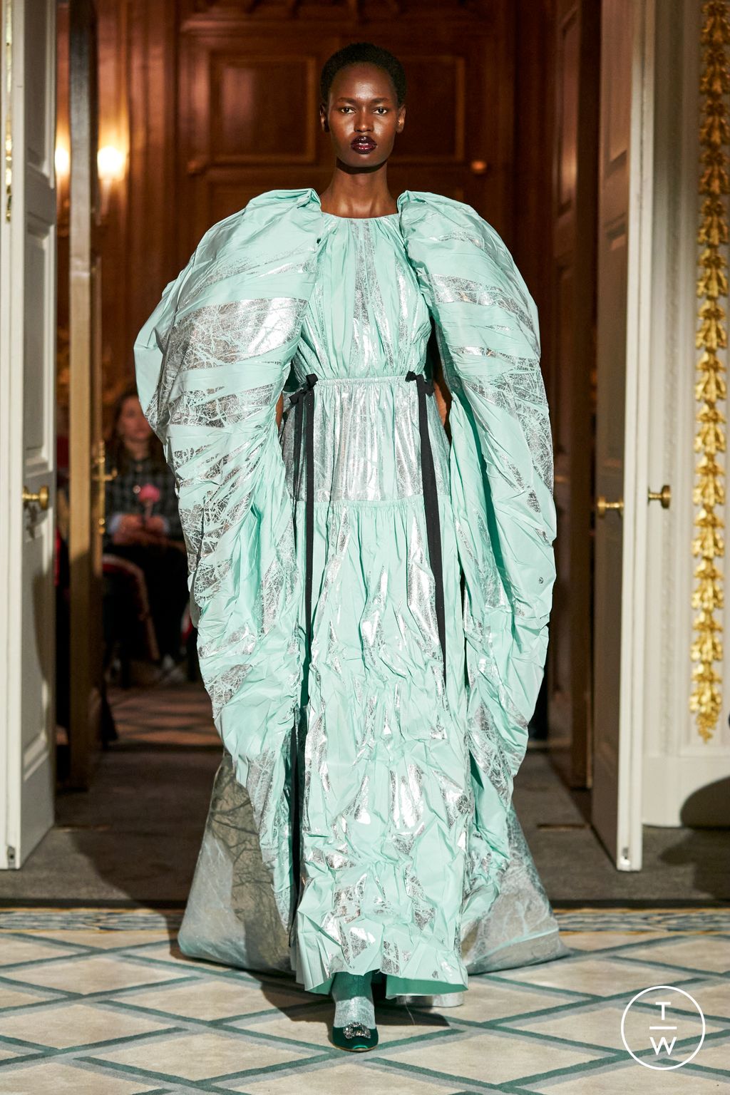 Fashion Week London Fall/Winter 2023 look 7 de la collection Roksanda womenswear