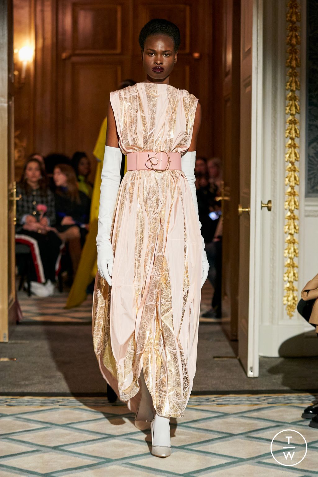 Fashion Week London Fall/Winter 2023 look 9 from the Roksanda collection 女装