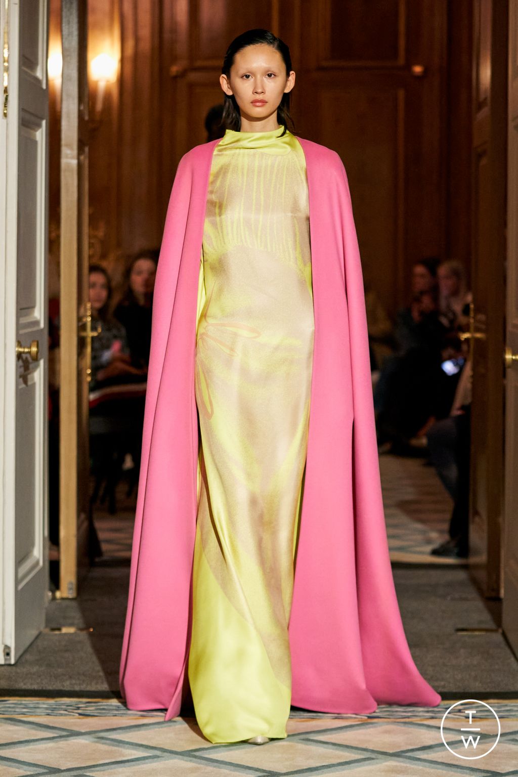 Fashion Week London Fall/Winter 2023 look 13 from the Roksanda collection 女装