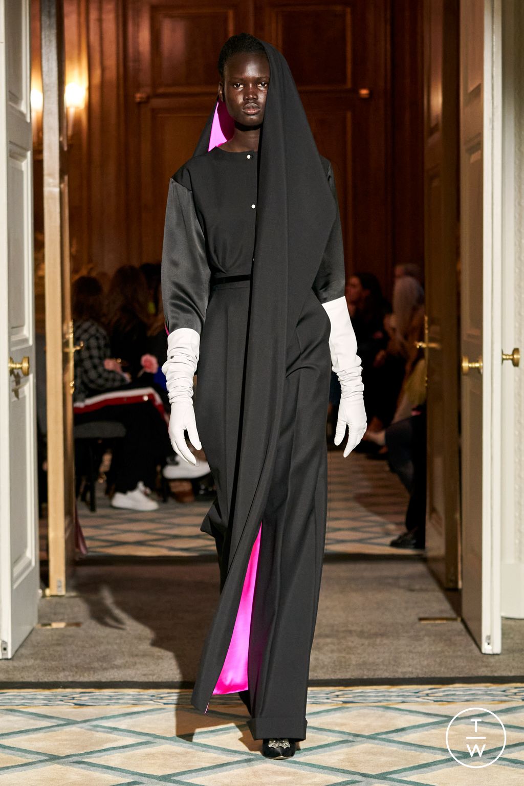 Fashion Week London Fall/Winter 2023 look 14 from the Roksanda collection womenswear