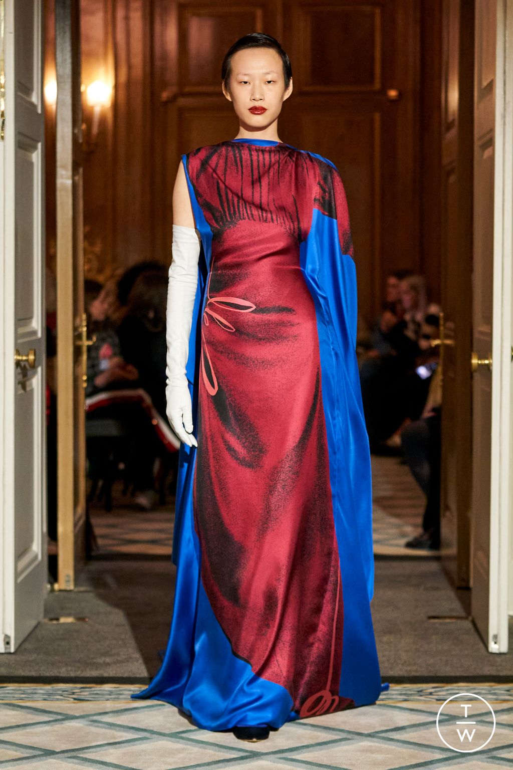Fashion Week London Fall/Winter 2023 look 17 de la collection Roksanda womenswear