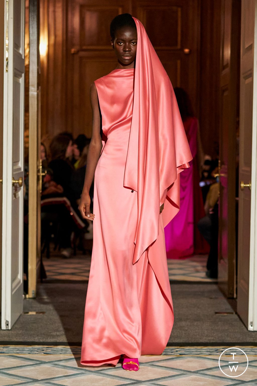 Fashion Week London Fall/Winter 2023 look 18 de la collection Roksanda womenswear