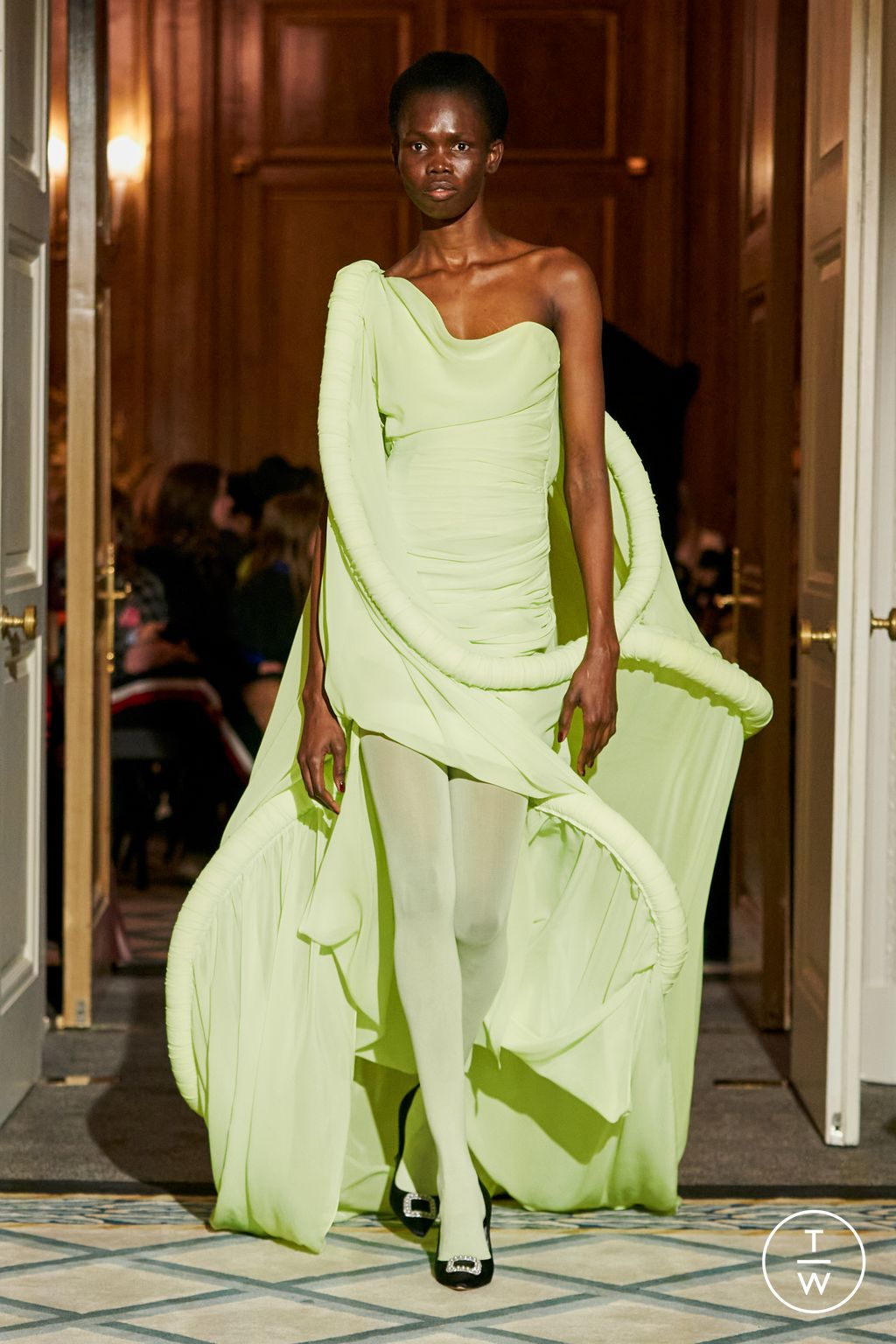 Fashion Week London Fall/Winter 2023 look 22 de la collection Roksanda womenswear