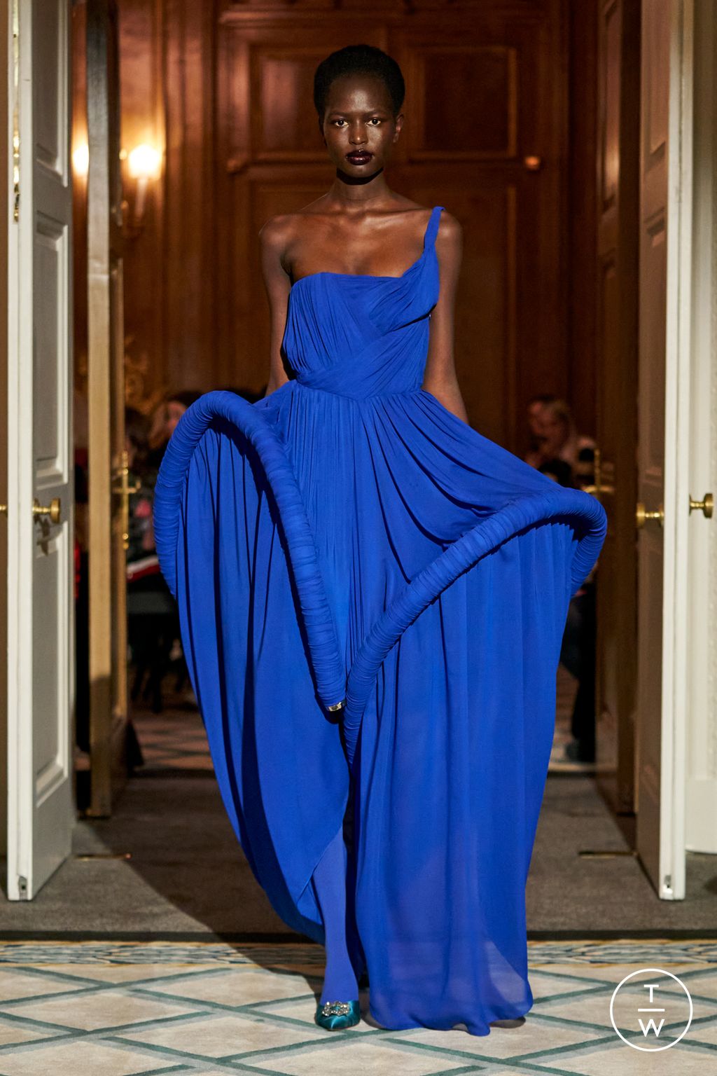 Fashion Week London Fall/Winter 2023 look 23 de la collection Roksanda womenswear