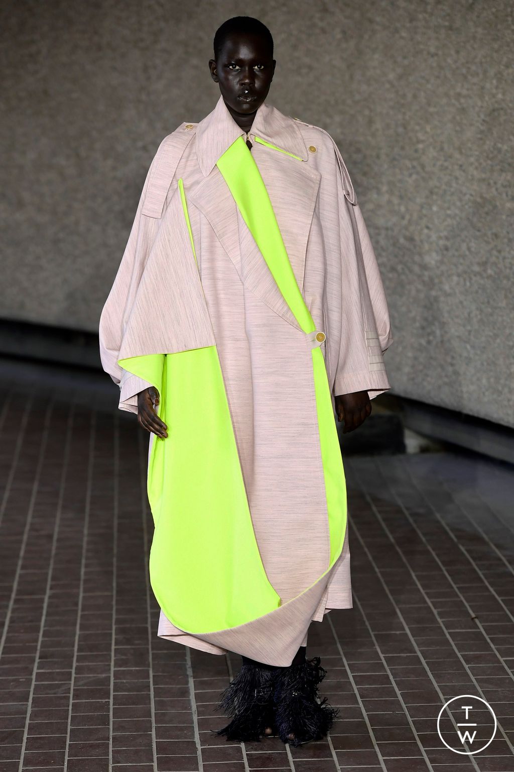 Fashion Week London Spring/Summer 2024 look 16 from the Roksanda collection 女装