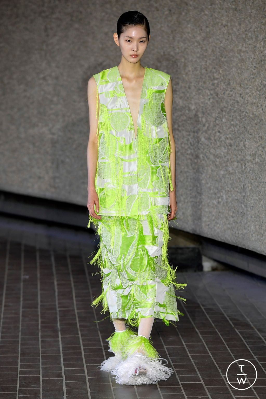 Fashion Week London Spring/Summer 2024 look 22 from the Roksanda collection 女装