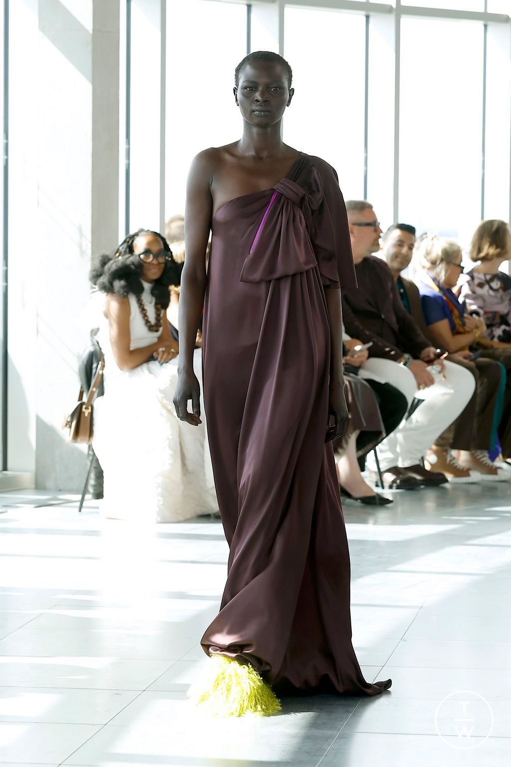 Fashion Week London Spring/Summer 2025 look 16 from the Roksanda collection womenswear