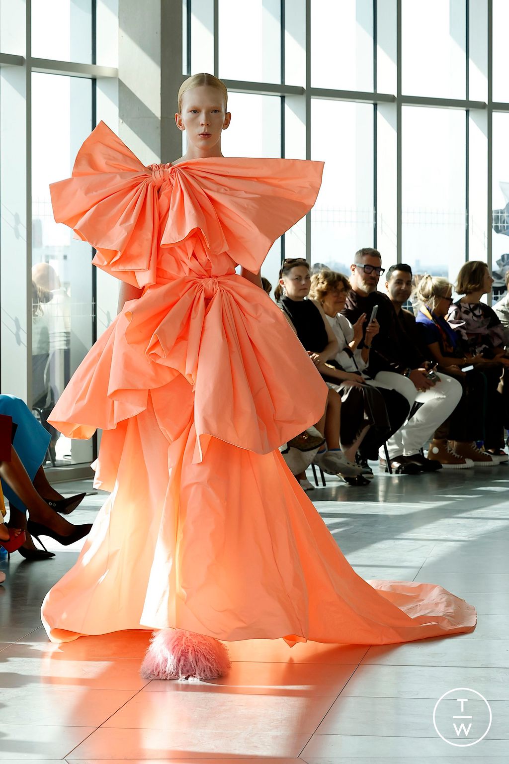 Fashion Week London Spring/Summer 2025 look 26 from the Roksanda collection womenswear