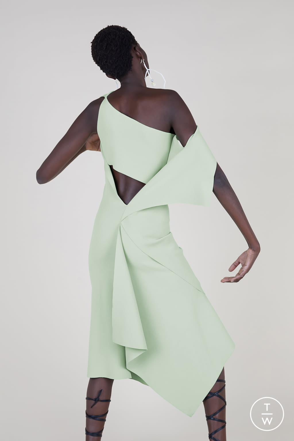 Fashion Week London Spring/Summer 2022 look 15 de la collection Roland Mouret womenswear