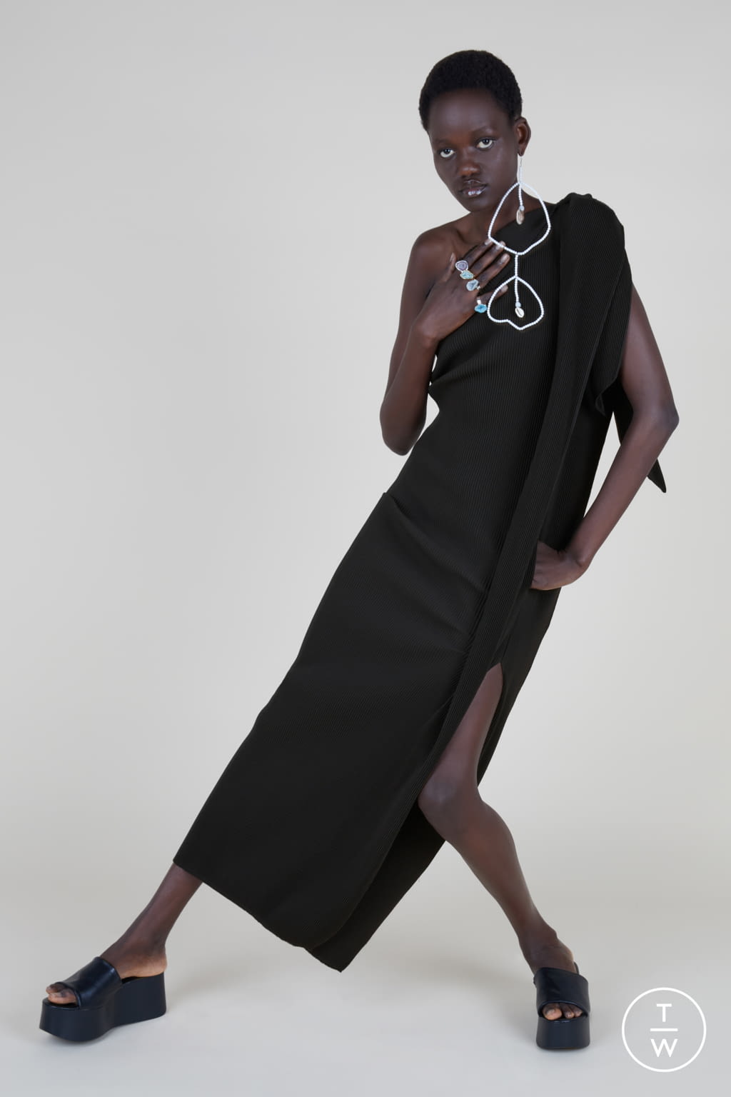 Fashion Week London Spring/Summer 2022 look 32 from the Roland Mouret collection womenswear