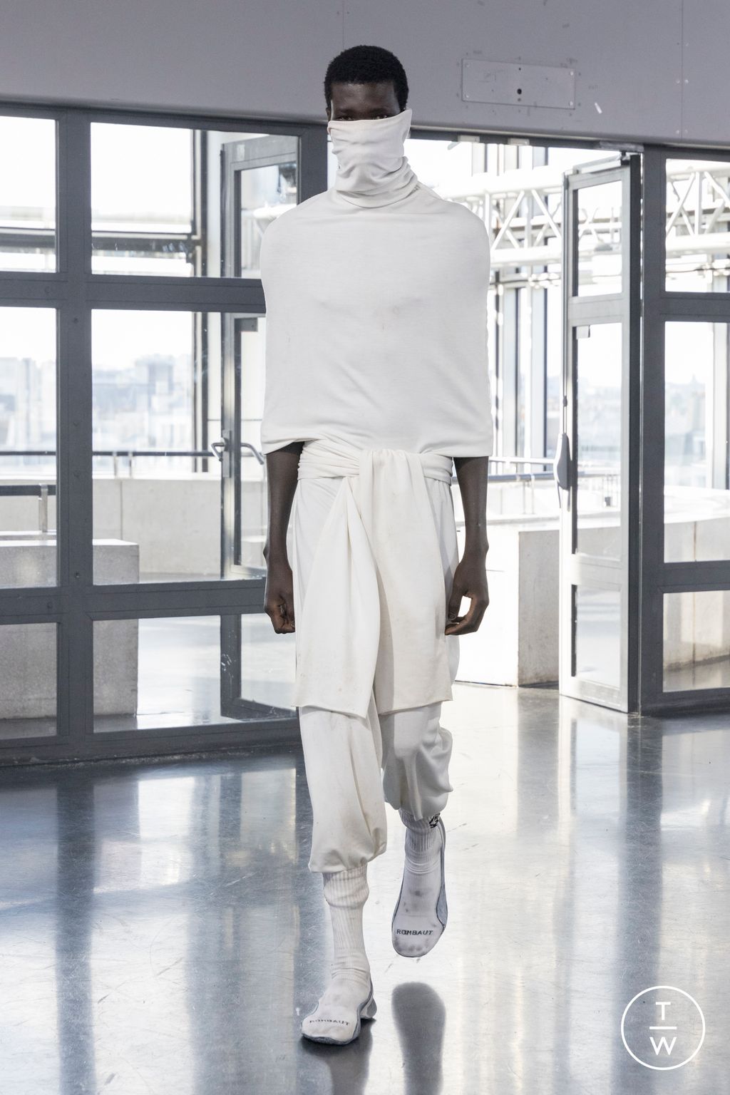 Fashion Week Paris Spring-Summer 2025 look 30 from the Rombaut collection menswear