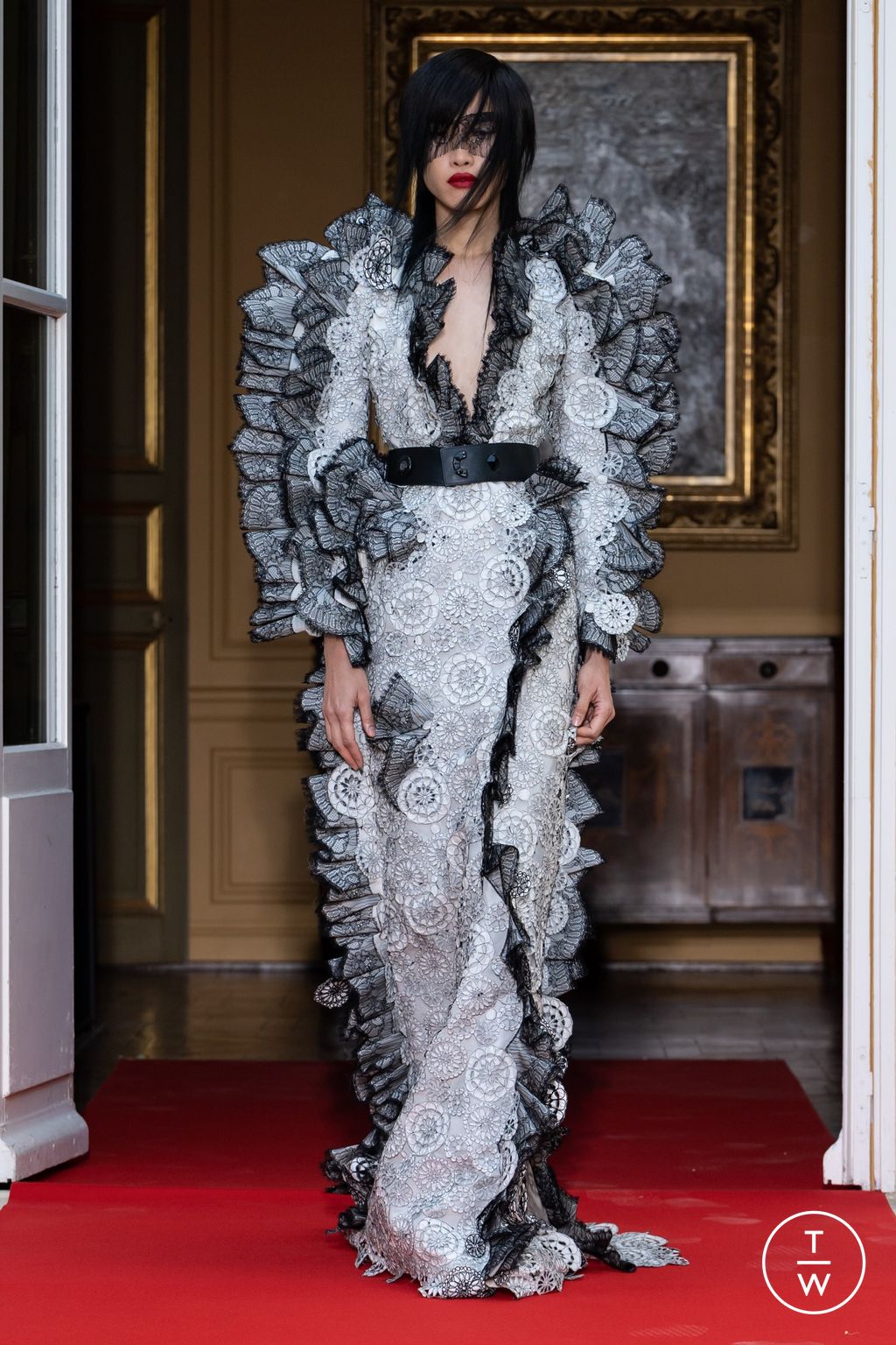 Fashion Week Paris Fall/Winter 2022 look 1 de la collection Ronald Van Der Kemp couture