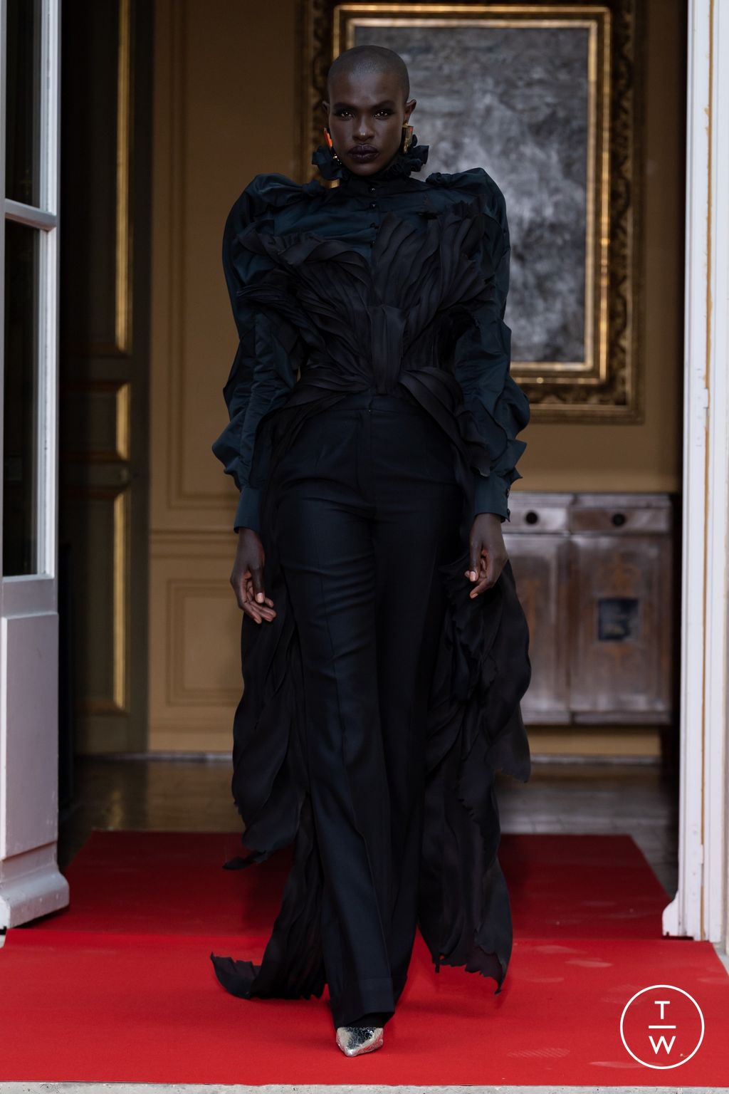 Fashion Week Paris Fall/Winter 2022 look 2 de la collection Ronald Van Der Kemp couture