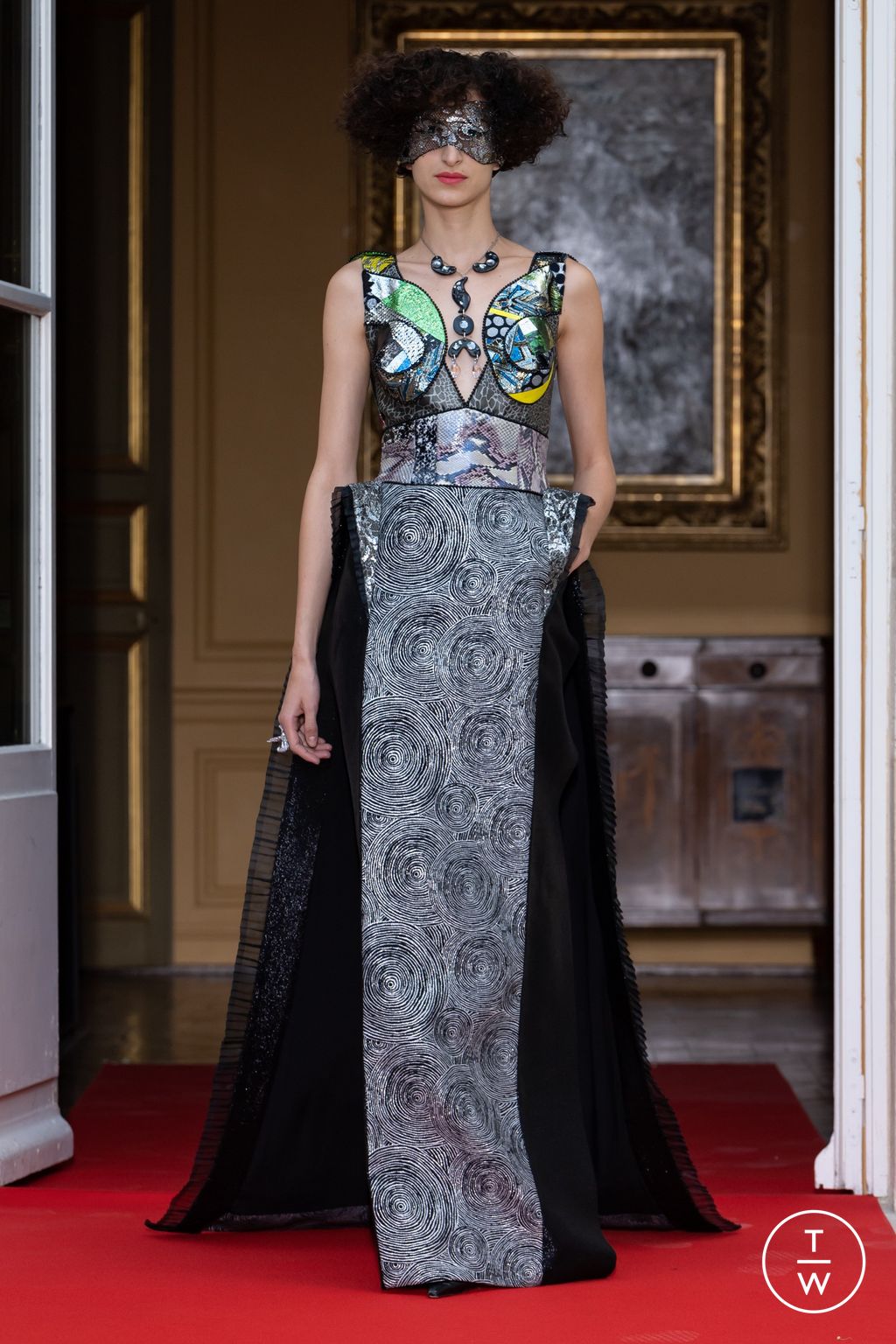Fashion Week Paris Fall/Winter 2022 look 3 from the Ronald Van Der Kemp collection couture