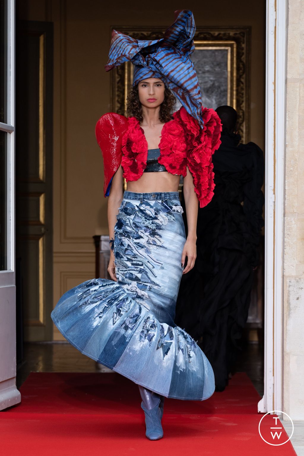Fashion Week Paris Fall/Winter 2022 look 6 de la collection Ronald Van Der Kemp couture