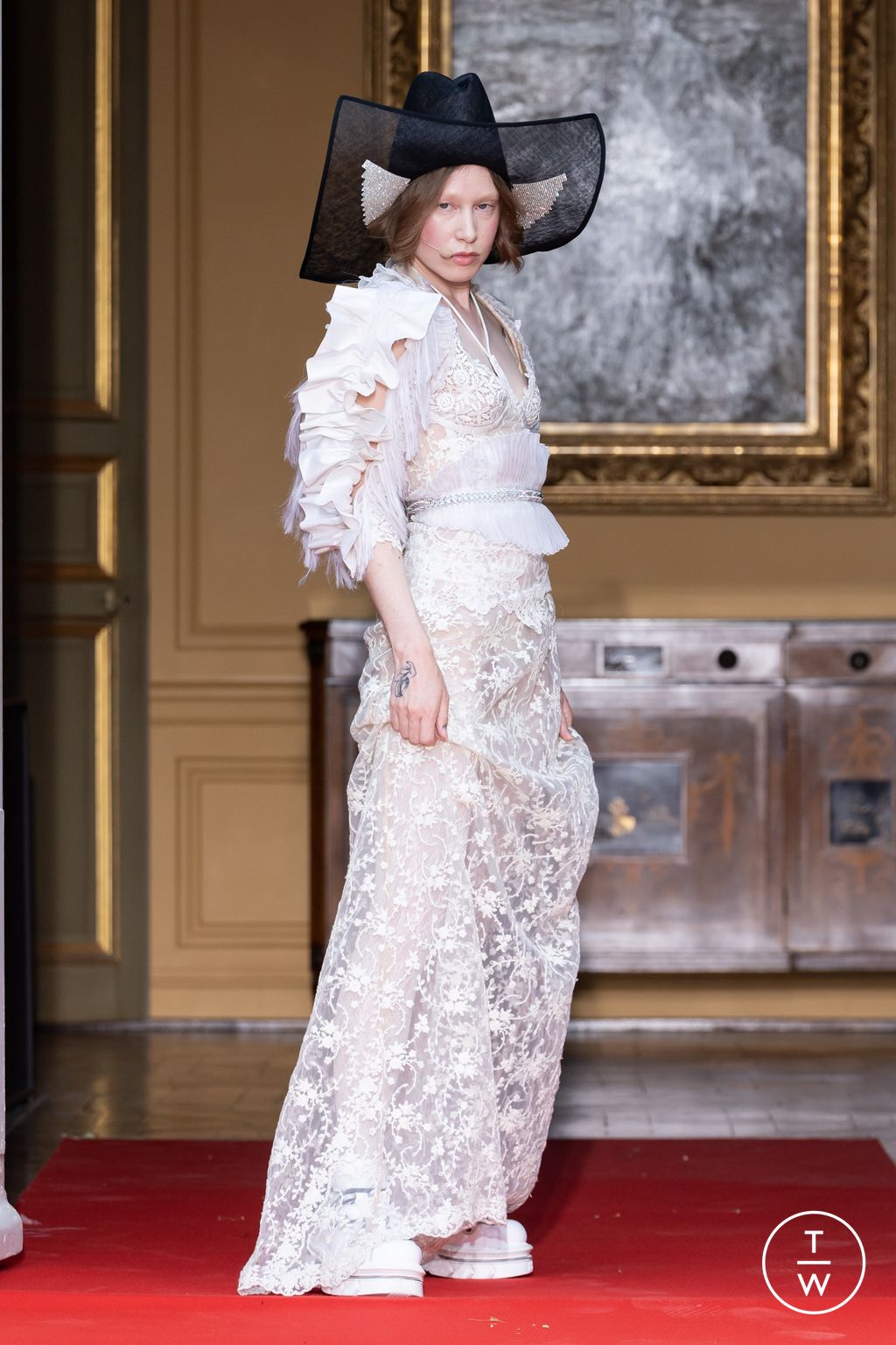 Fashion Week Paris Fall/Winter 2022 look 11 from the Ronald Van Der Kemp collection couture