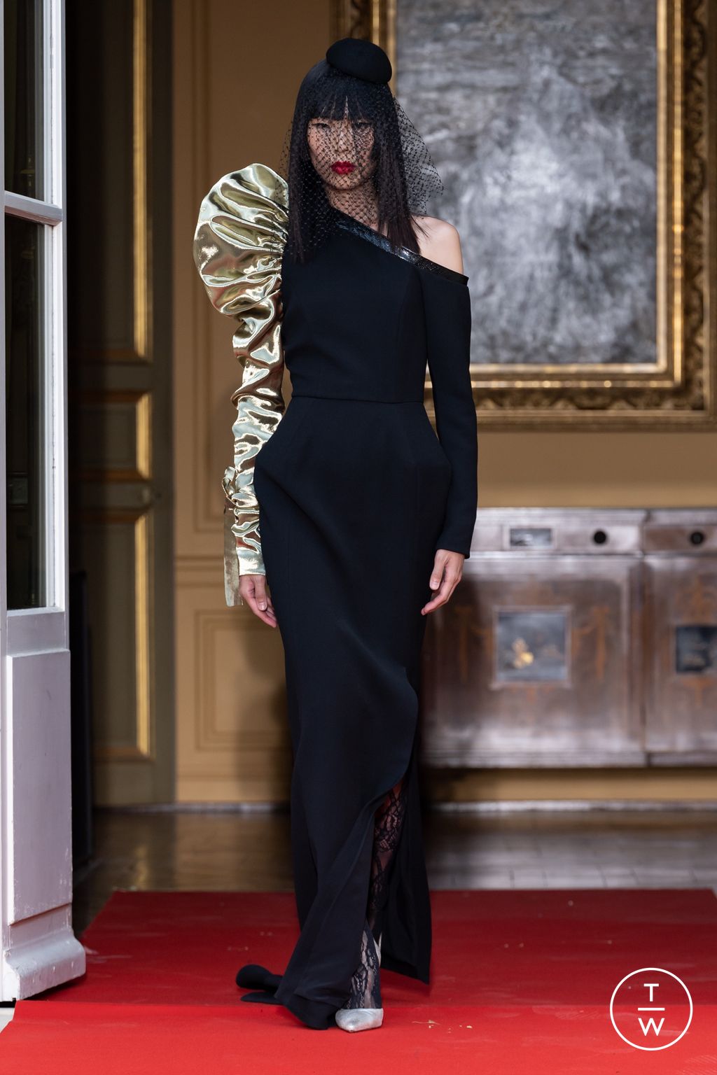 Fashion Week Paris Fall/Winter 2022 look 12 de la collection Ronald Van Der Kemp couture