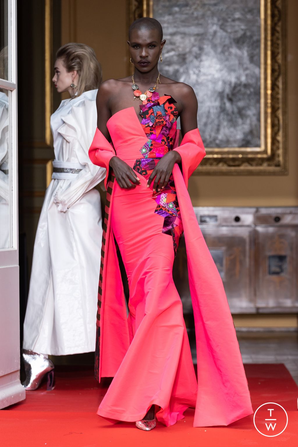 Fashion Week Paris Fall/Winter 2022 look 22 de la collection Ronald Van Der Kemp couture