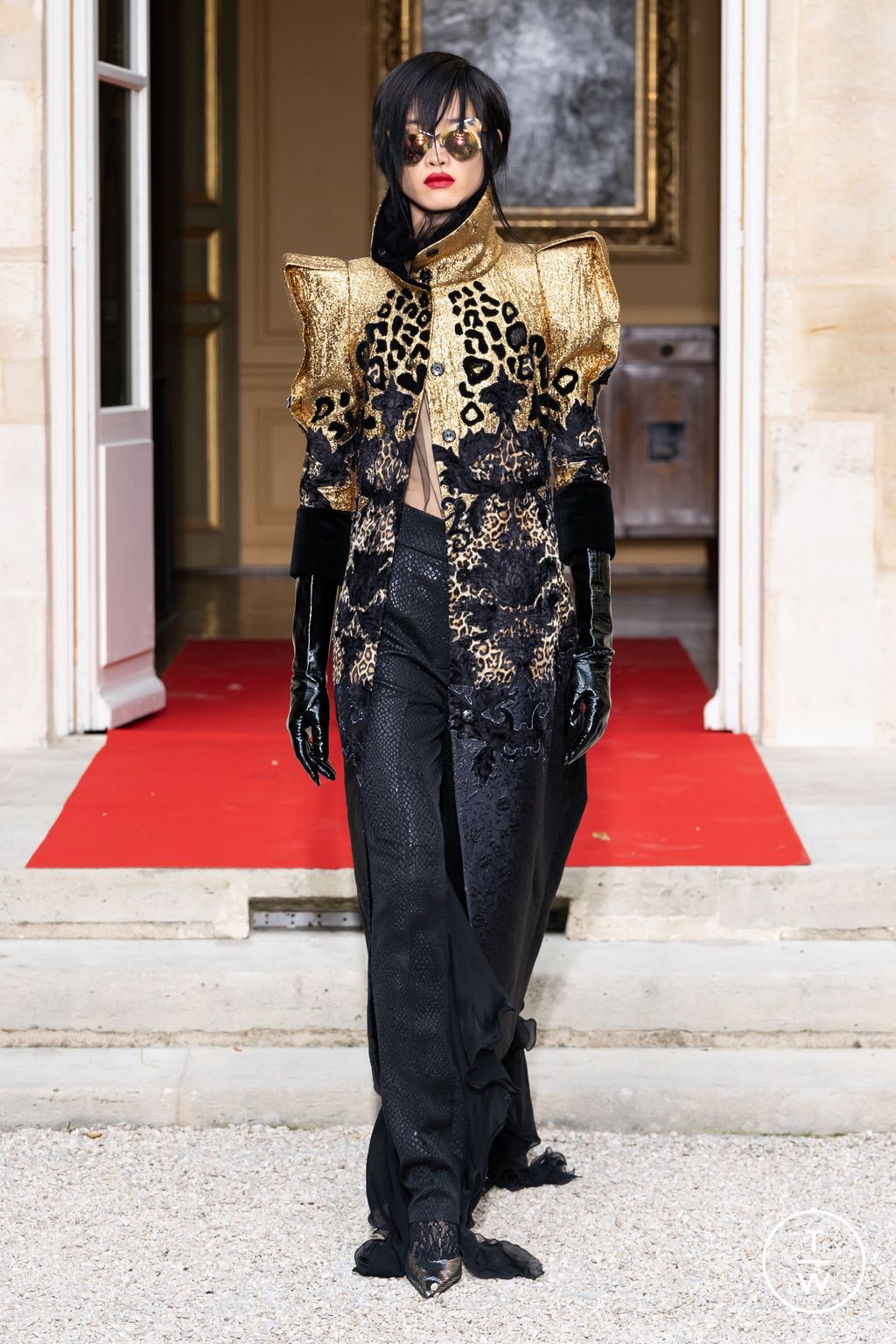 Fashion Week Paris Fall/Winter 2022 look 26 from the Ronald Van Der Kemp collection couture