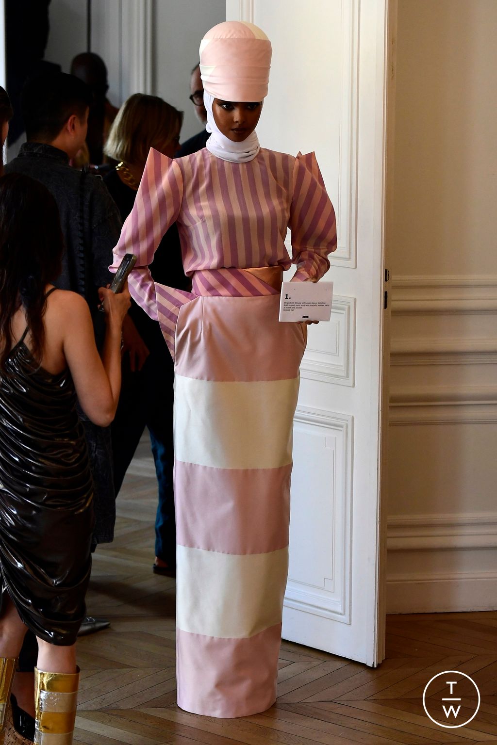 Fashion Week Paris Fall/Winter 2023 look 2 from the Ronald Van Der Kemp collection couture