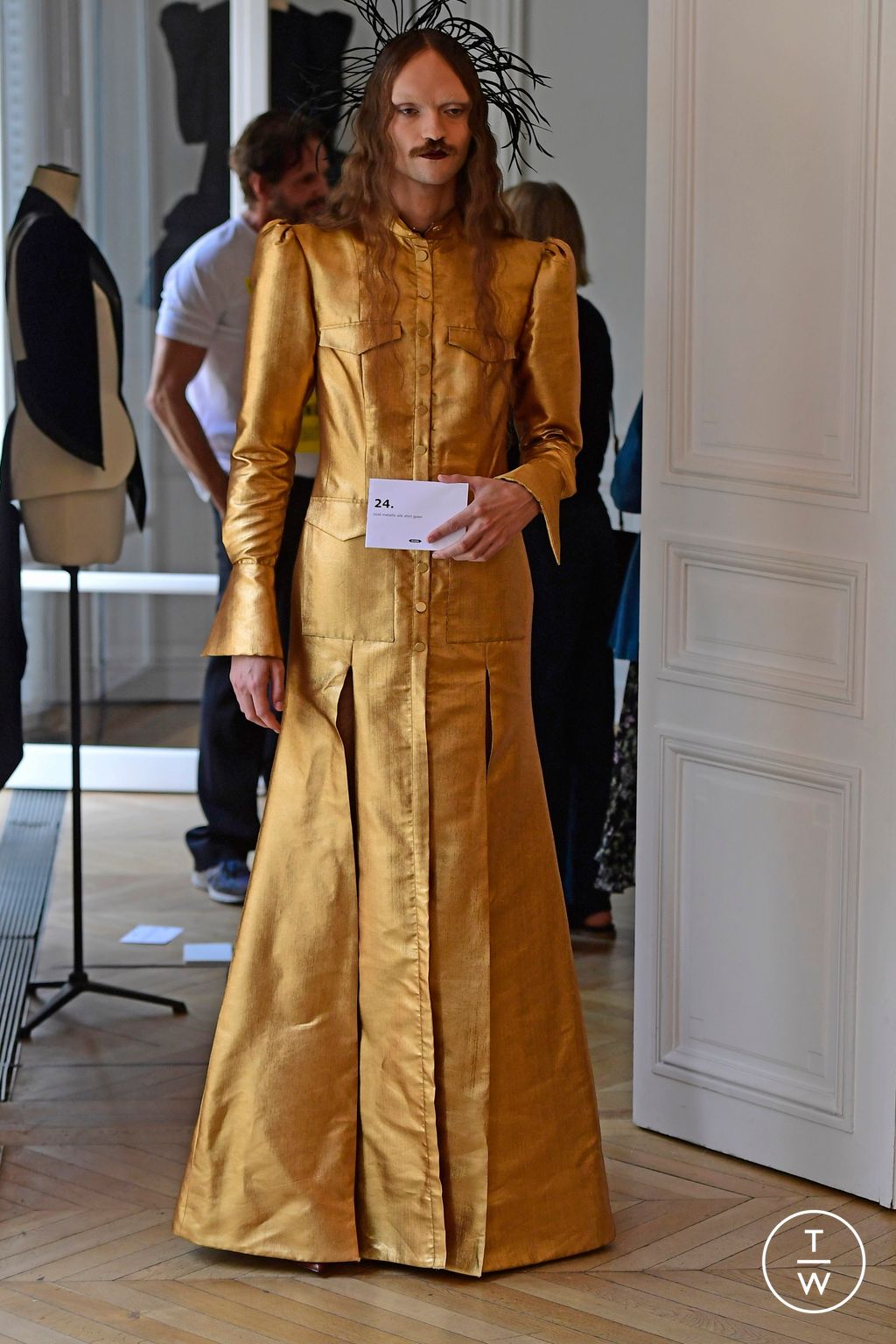 Fashion Week Paris Fall/Winter 2023 look 3 from the Ronald Van Der Kemp collection 高级定制