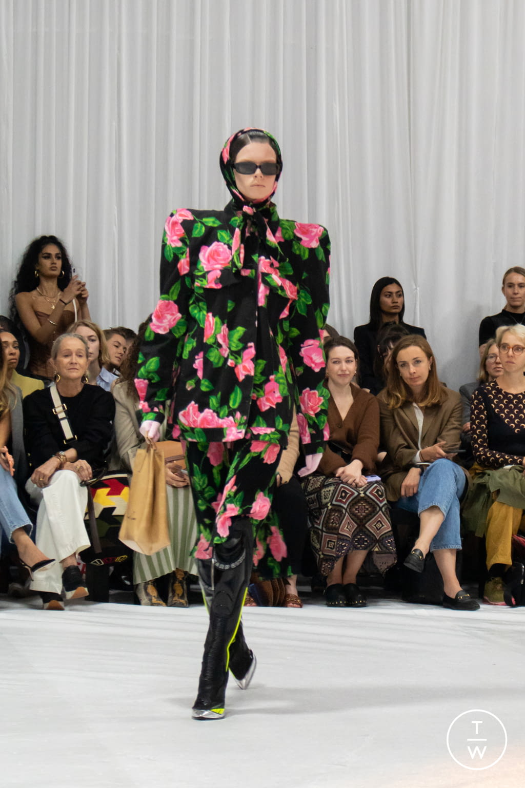 Fashion Week London Spring/Summer 2022 look 12 de la collection Richard Quinn womenswear
