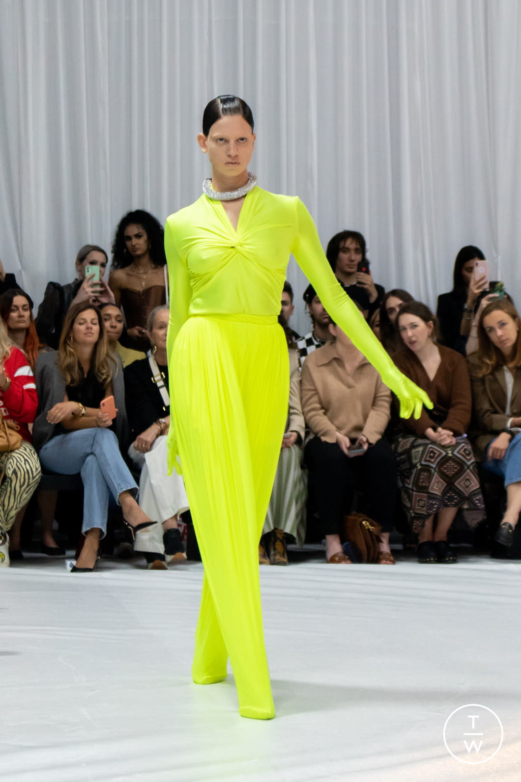 Fashion Week London Spring/Summer 2022 look 2 de la collection Richard Quinn womenswear