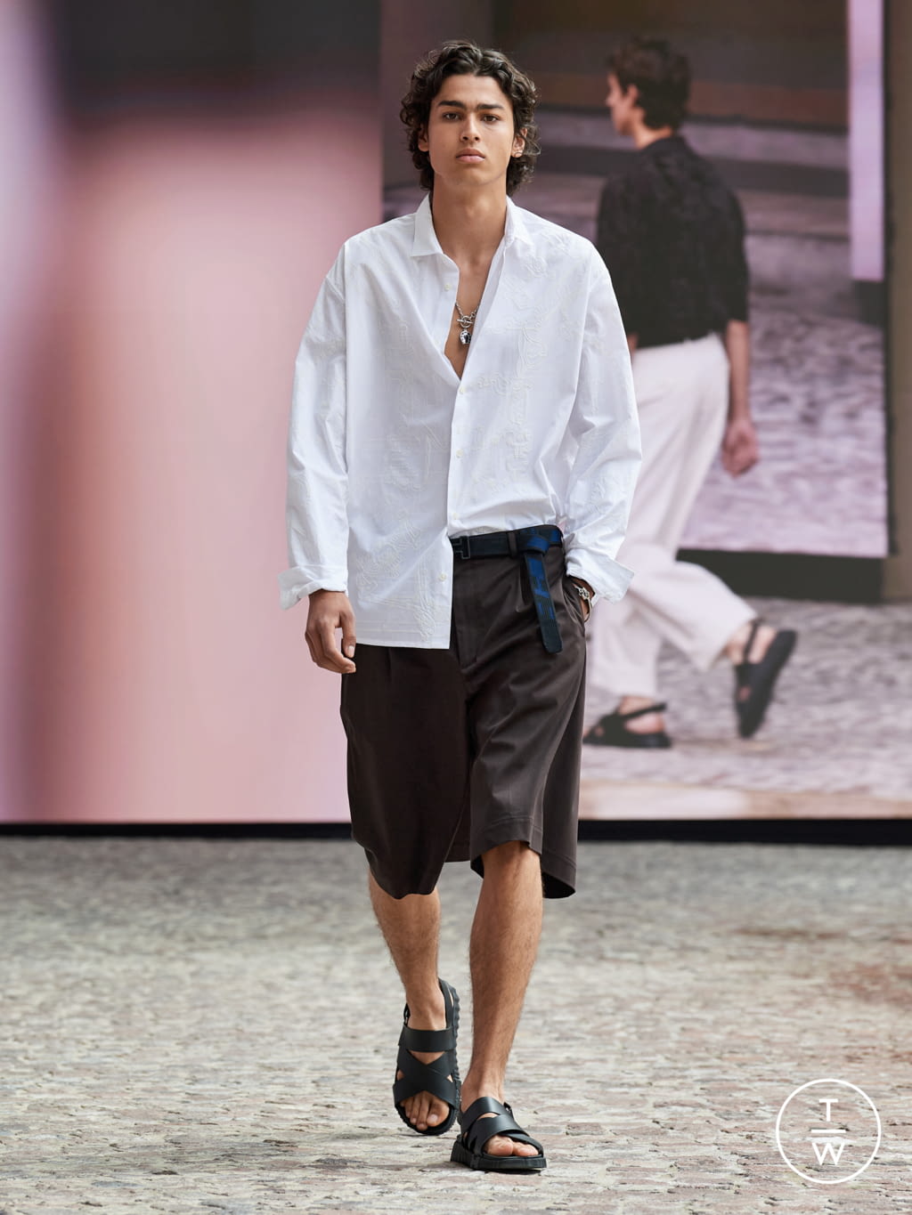 Fashion Week Paris Spring/Summer 2022 look 34 from the Hermès collection 男装