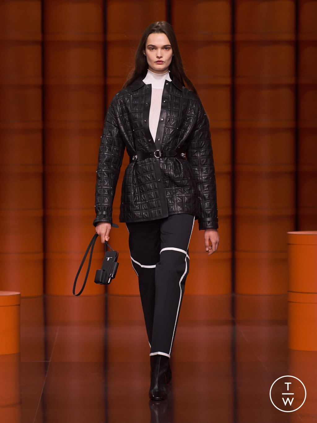 Fashion Week Paris Fall/Winter 2021 look 14 from the Hermès collection 女装