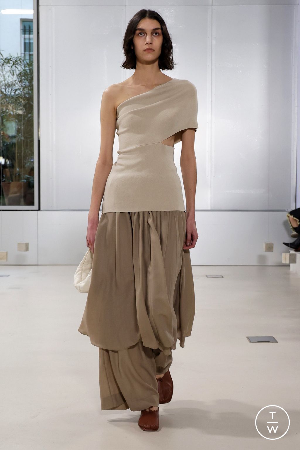 Fashion Week Paris Fall/Winter 2024 look 4 de la collection Ruohan womenswear