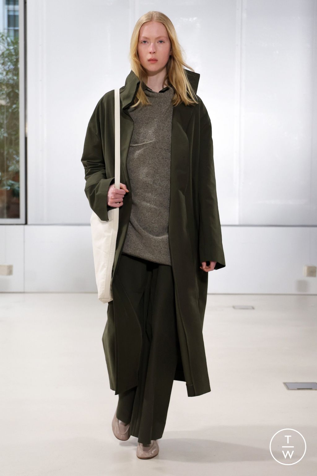 Fashion Week Paris Fall/Winter 2024 look 18 de la collection Ruohan womenswear