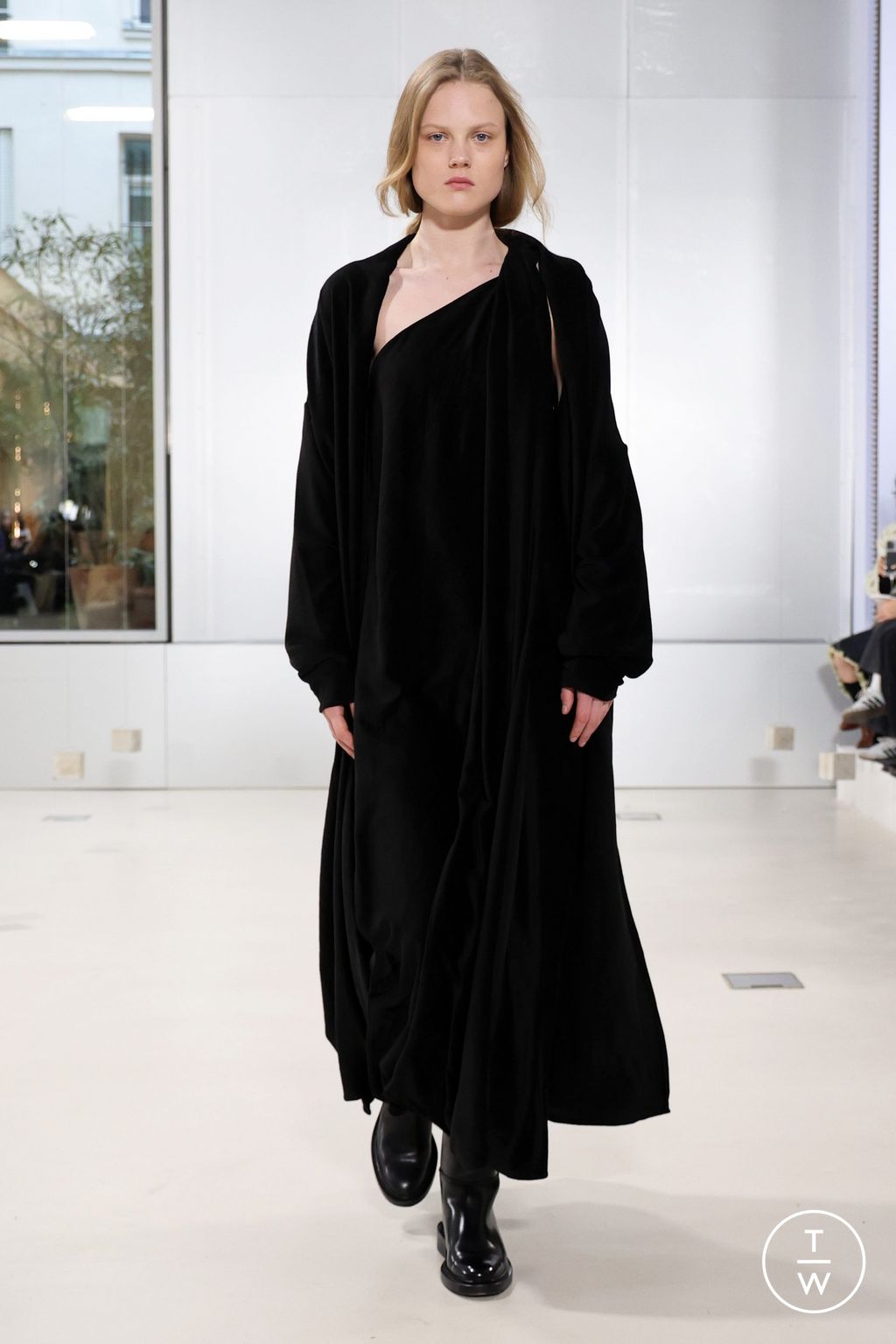 Fashion Week Paris Fall/Winter 2024 look 28 de la collection Ruohan womenswear