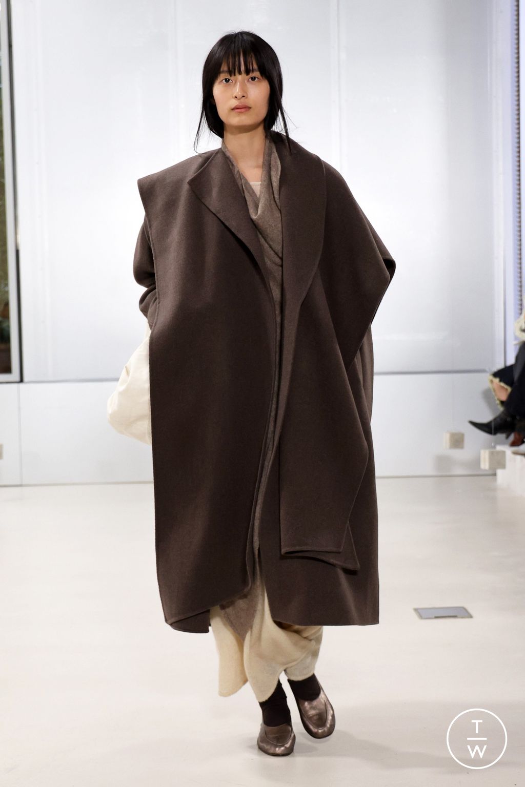 Fashion Week Paris Fall/Winter 2024 look 31 from the Ruohan collection womenswear